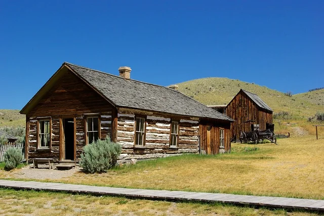 Une maison historique de la ville fantôme de Bannack, dans le Montana